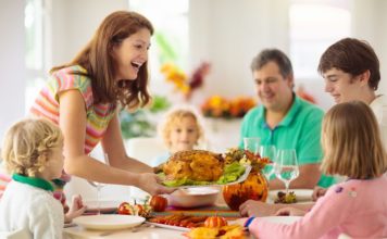 Glückliche Gesichter am Esstisch